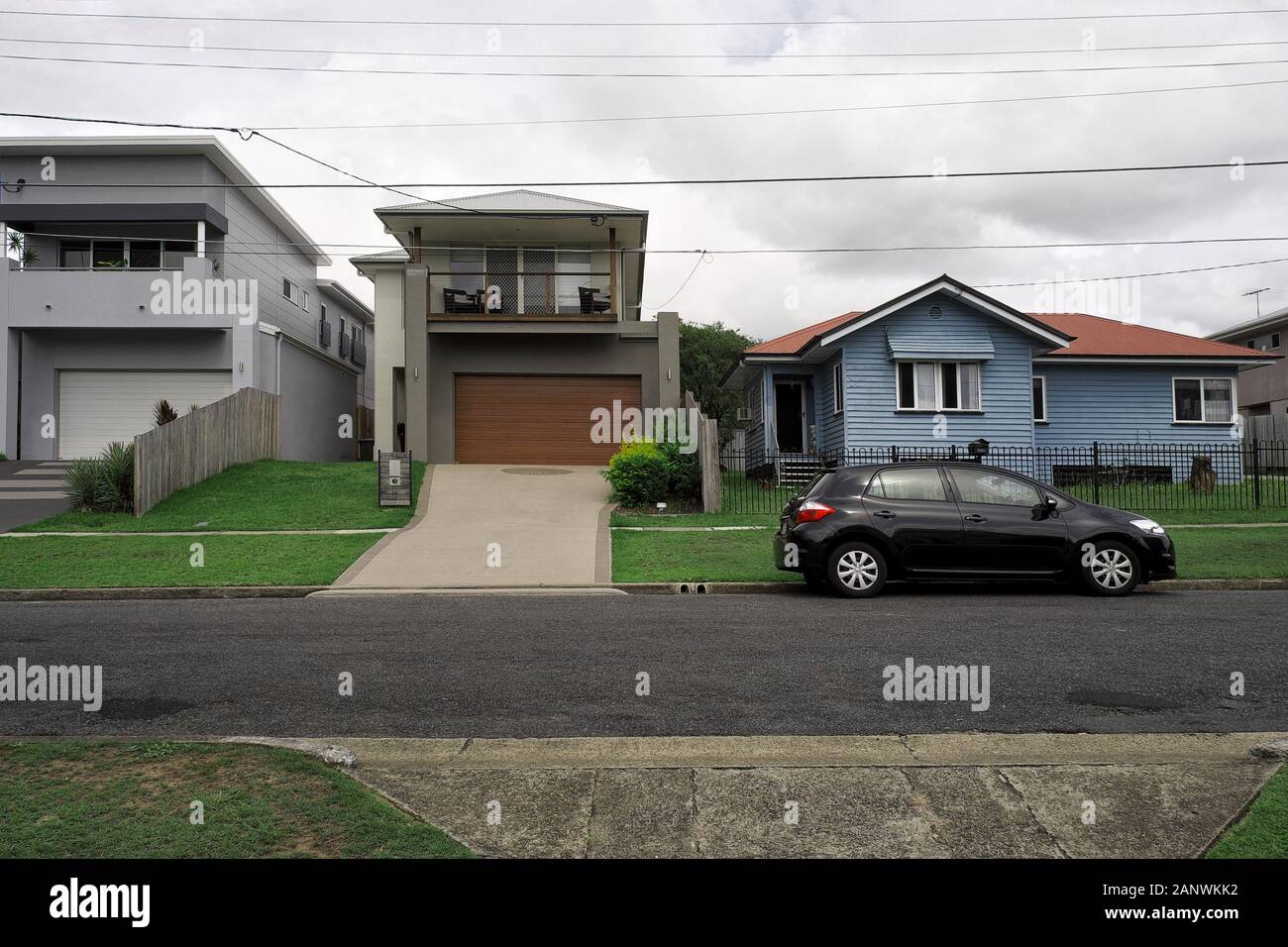 Vecchie e nuove case nei sobborghi di Brisbane di carina, Camp Hill, Seven Hills e Cannon Hill, la loro topografia e i nuovi moderni equivalenti queenslander Foto Stock