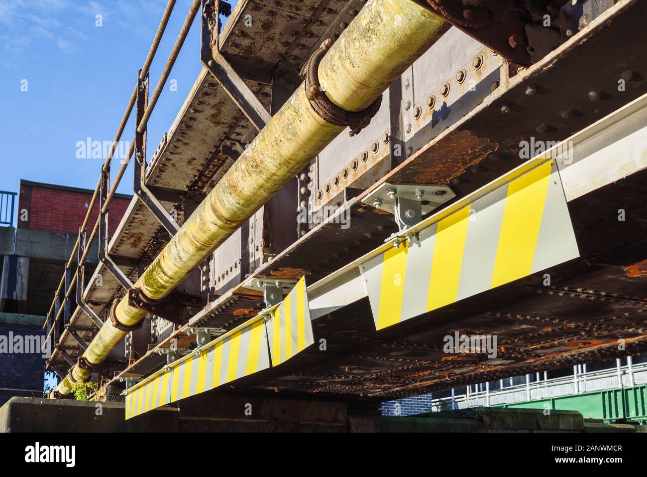 Ponte Ferroviario Di Ferro Che Attraversa Canal Industrial Urban Area. Foto Stock