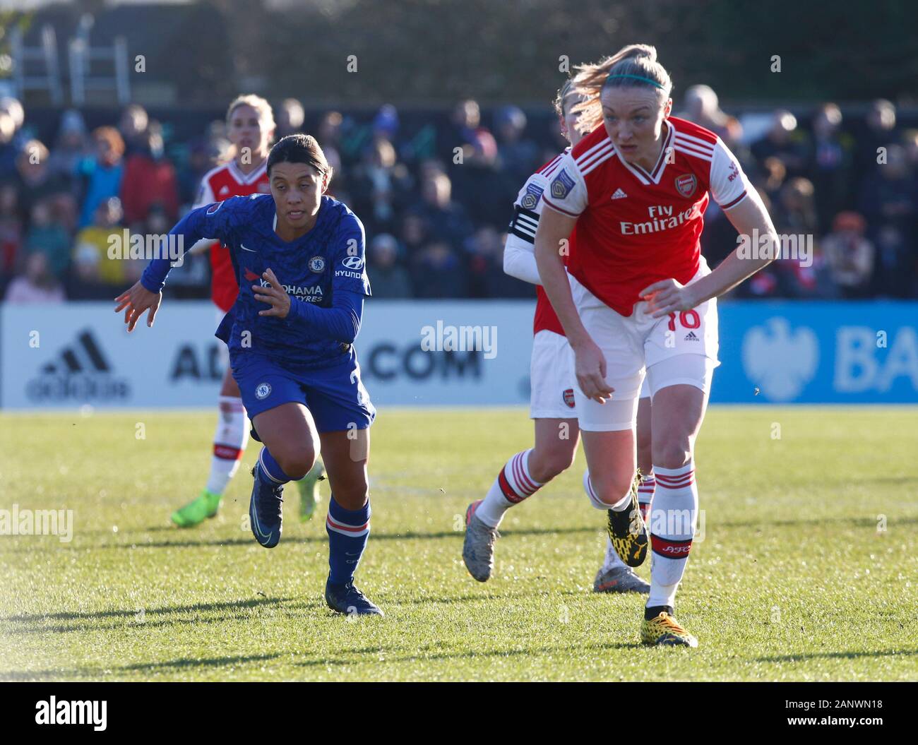 BOREHAMWOOD, Inghilterra - gennaio 19: L-R Chelsea Ladies Sam Kerr e Louise Quinn di Arsenal durante la Barclays donna Super League match tra Arsenal Foto Stock