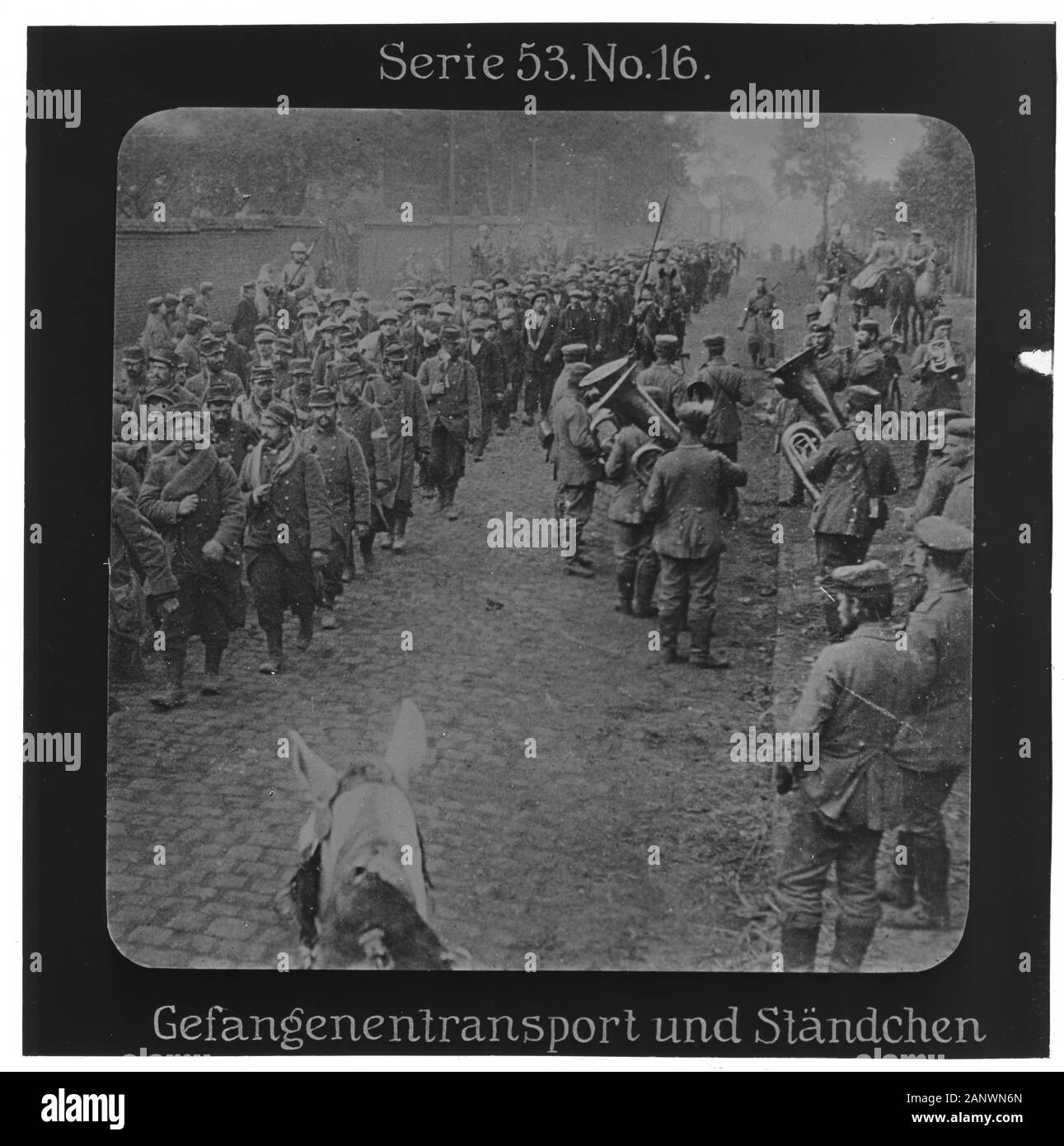 Proiezione Für Alle: Weltkrieg Serie 53 Kolonial-, Vedi- Und Landkämpfe N° 16. GefangenTransport und Ständchen. - Die Firma „Proiezione für alle gegründet wurde 1905 von Max Skladanowsky (1861-1939)  . Sie produzierte bis 1928 FAST 100 Serien zu je 24 Glasdias im Format 8,3 x 8,3 cm im sog. Bromsilber-Gelatina-Trockenplatten Verfahren. Die Serien umfassten vor allem Städte, Länder, Landschaften aber auch Märchen und Sagen, das Alte Testament und den Ersten Weltkrieg. Foto Stock