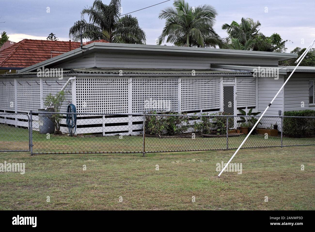 Demolito basso insieme con reticolo. Post War Houses of Brisbane , Camp Hill, la loro topografia e moderni equivalenti 'New queenslander' Foto Stock