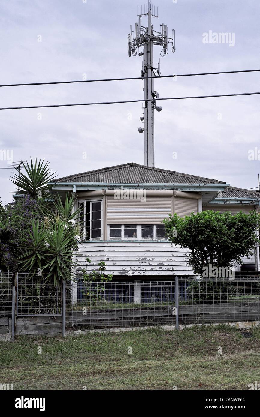 Case originali post-guerra nei sobborghi di Brisbane di Carina, Camp Hill, Seven Hills e Cannon Hill, la loro topografia e il nuovo queenslander moderno Foto Stock