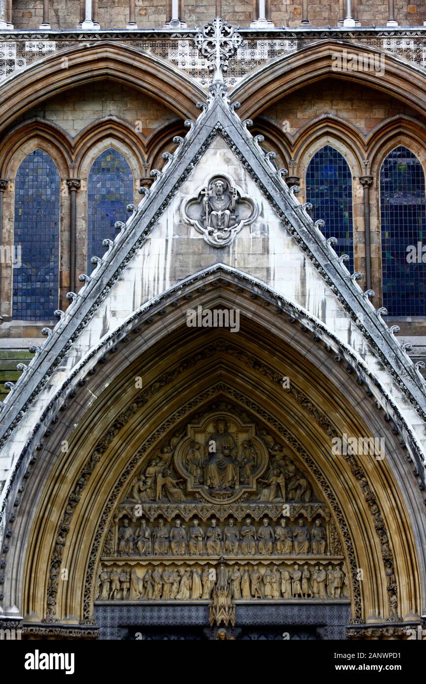 Dettaglio o timpano e sculture in pietra sopra la grande porta Nord, l'Abbazia di Westminster, Londra, Inghilterra Foto Stock