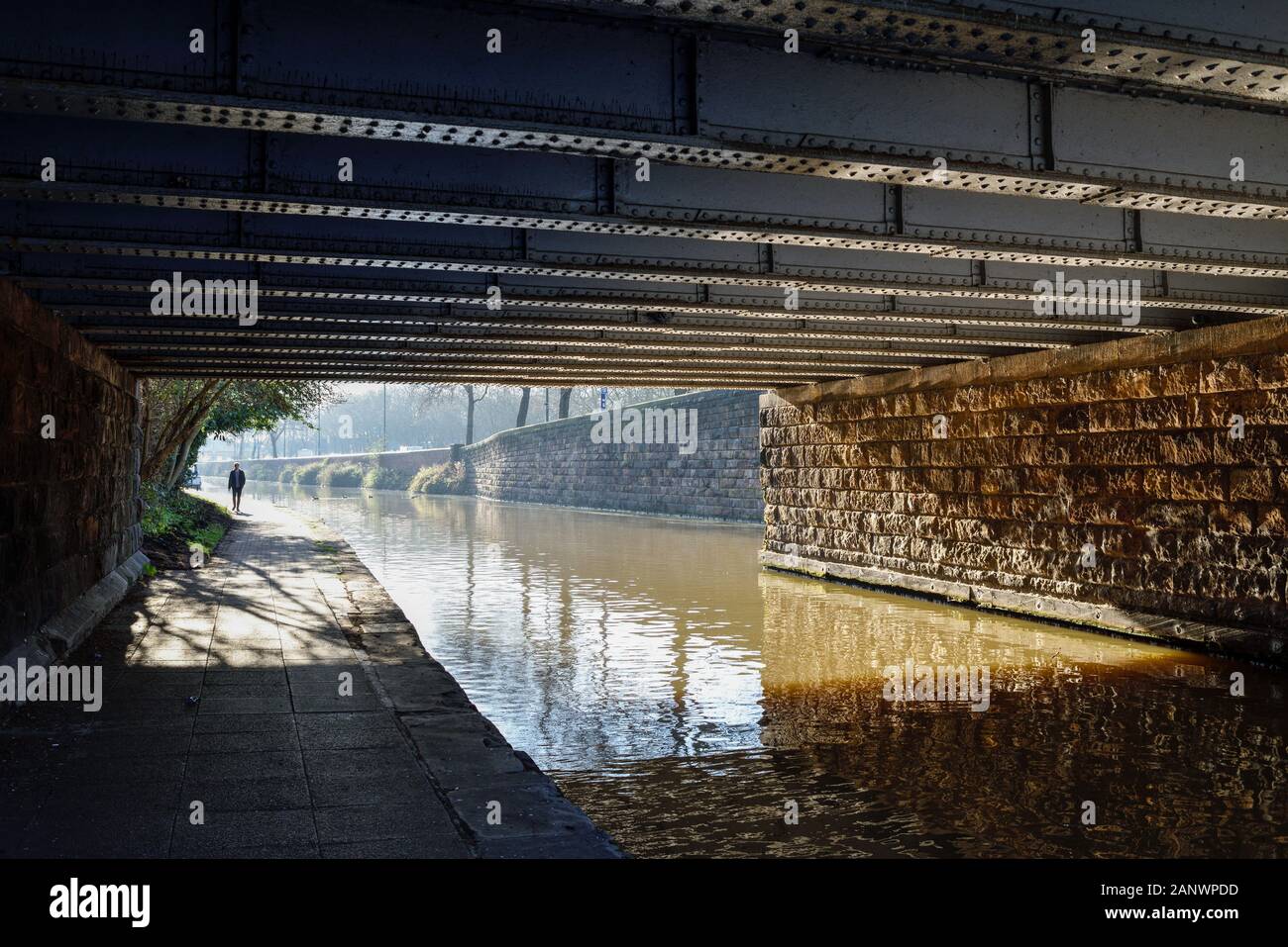 Nottingham Canal Side Inverno Mattina Persone Jogging. Foto Stock