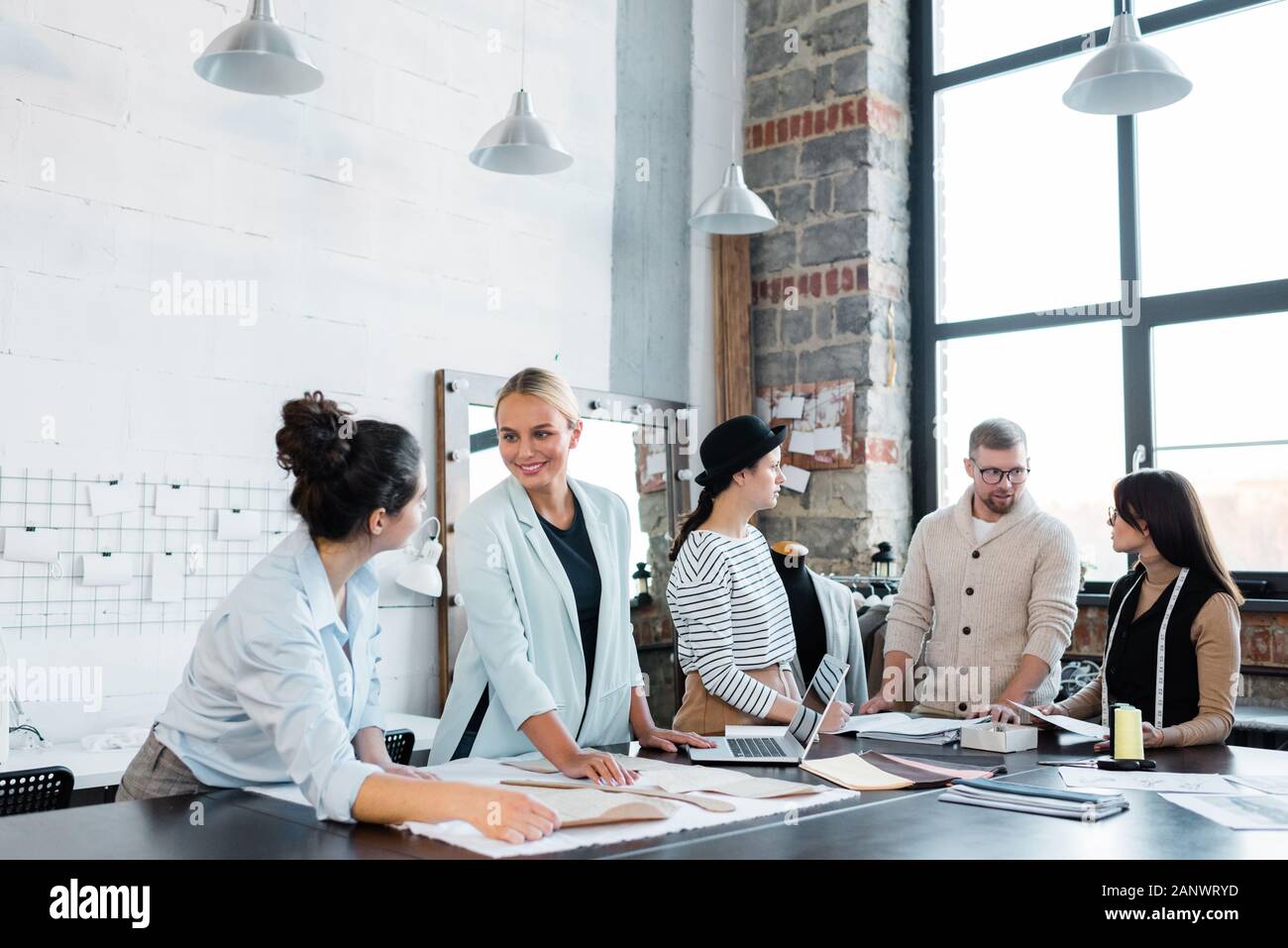 Discutere il processo di cucitura Foto Stock