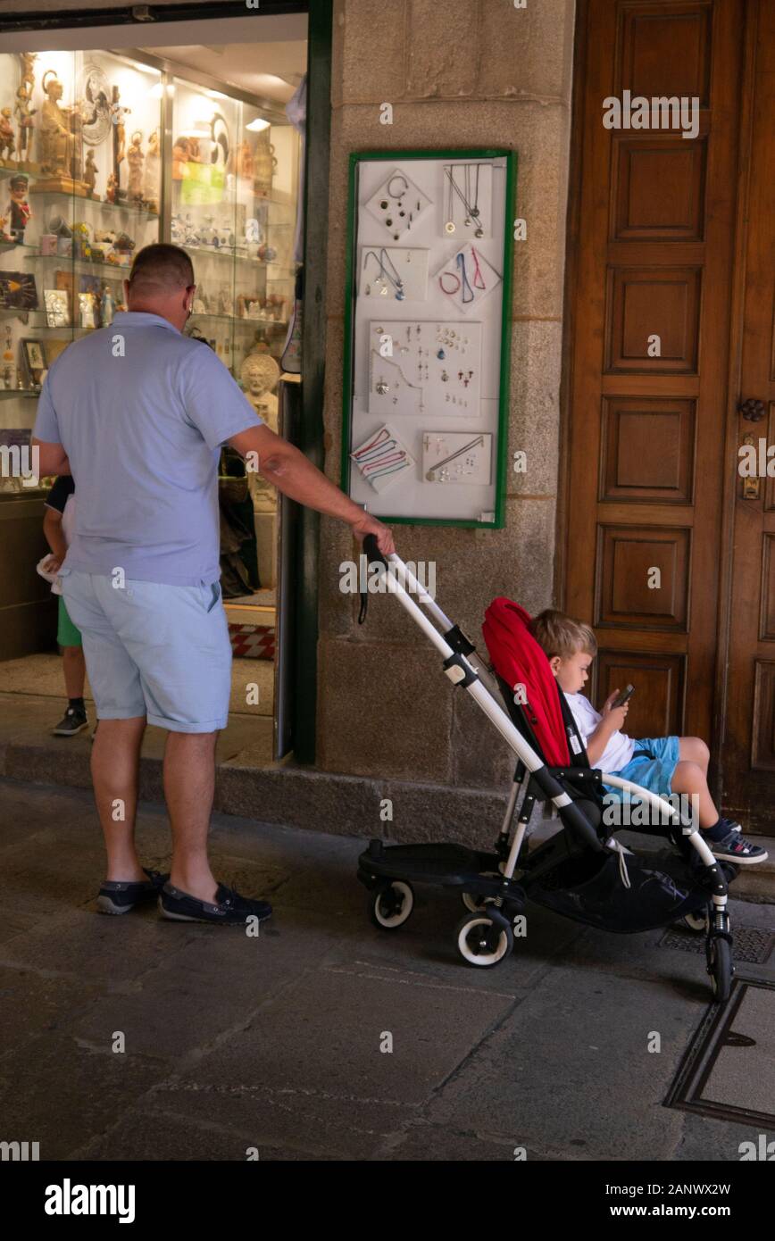 Un giovane bambino utilizzando un smatphone in Santiago de Compostela Galizia Spagna 2017 Foto Stock
