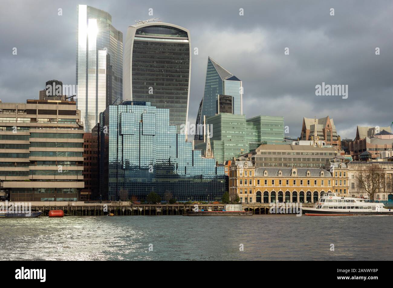 22 Bishopsgate la ventidue facciata in vetro dell'edificio si riflette sul fiume Tamigi come interessante insolita composizione londinese del paesaggio urbano Londra UK Europe Foto Stock