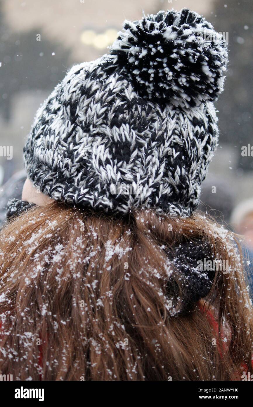 Philadelphia, PA, Stati Uniti d'America - 18 Gennaio 2020: la caduta di neve è catturato in una donna di capelli lunghi durante la Città della prima tempesta di neve dell'anno. Foto Stock