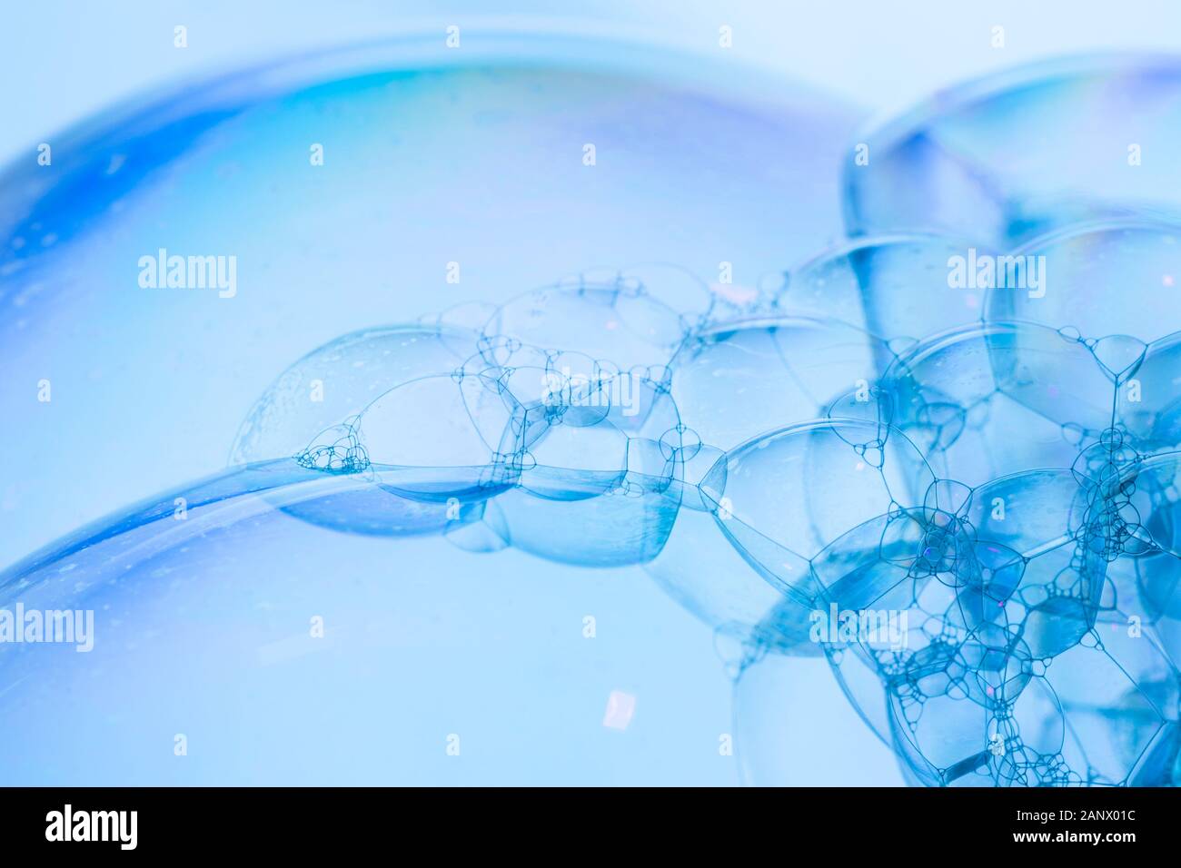 Creative sfondo astratta fatta di catena di struttura bolle nei toni del blu Foto Stock