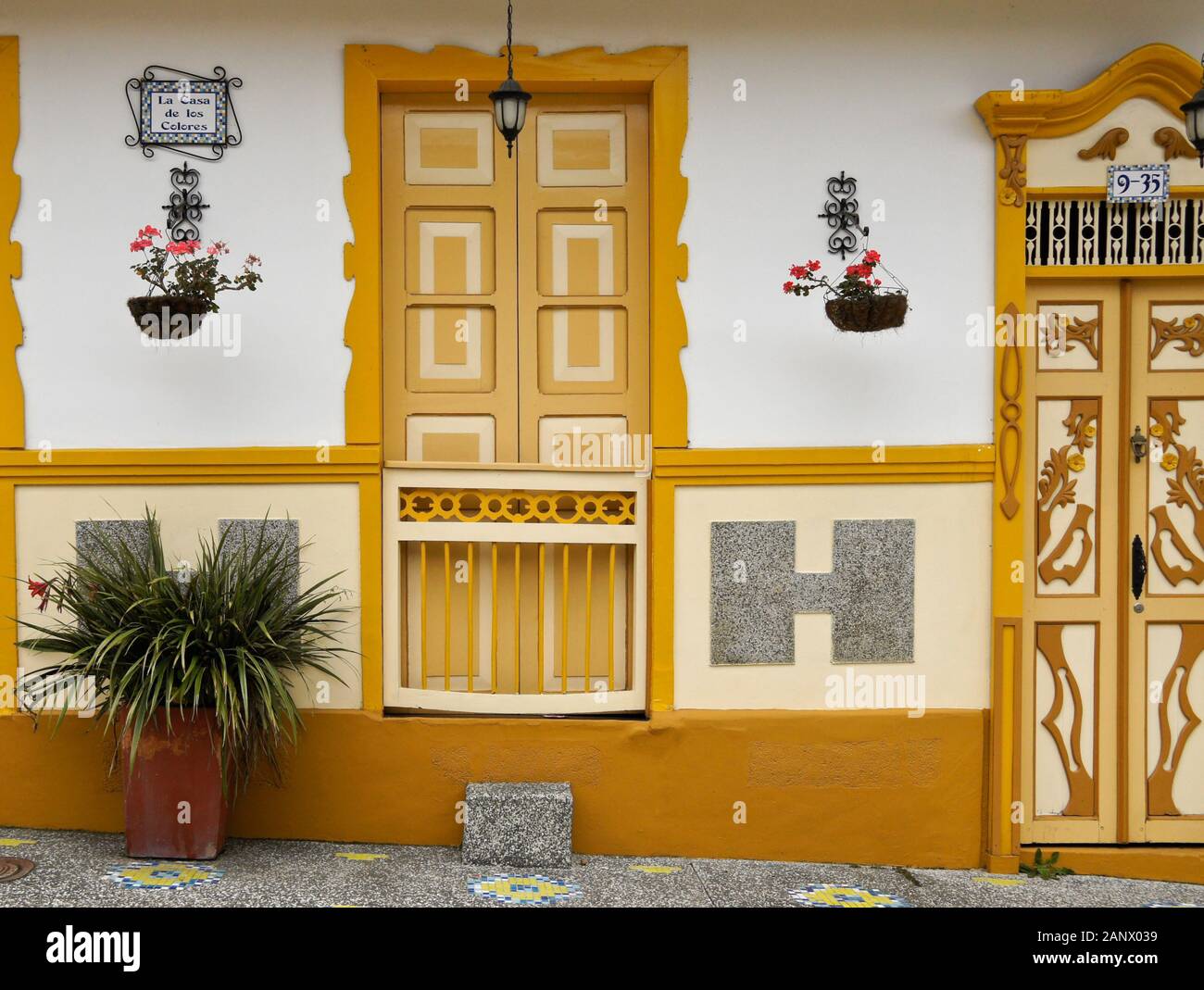 Colorati porte chiuse su una casa in Pijao, dipartimento di Quindio, Colombia Foto Stock