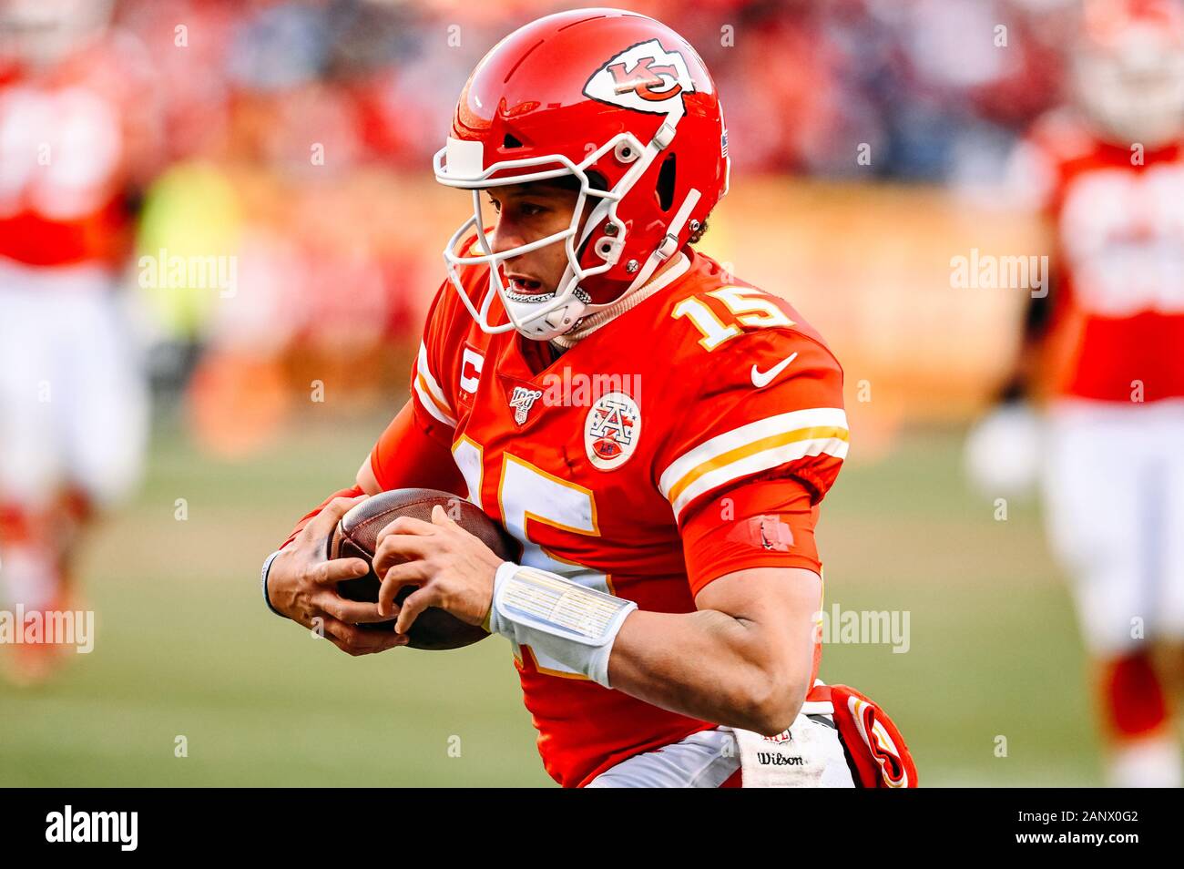 Kansas City, Stati Uniti. Xix gen, 2020. Kansas City Chiefs quarterback Patrick Mahomes (15) corre giù il diversivo per il suo modo di una ventina di sette yard touchdown correre contro i Tennessee Titans durante il secondo trimestre del campionato AFC Playoff gioco di Arrowhead Stadium di Kansas City, Missouri, domenica 19 gennaio, 2020. Foto di Jason Hanna/UPI Credito: UPI/Alamy Live News Foto Stock