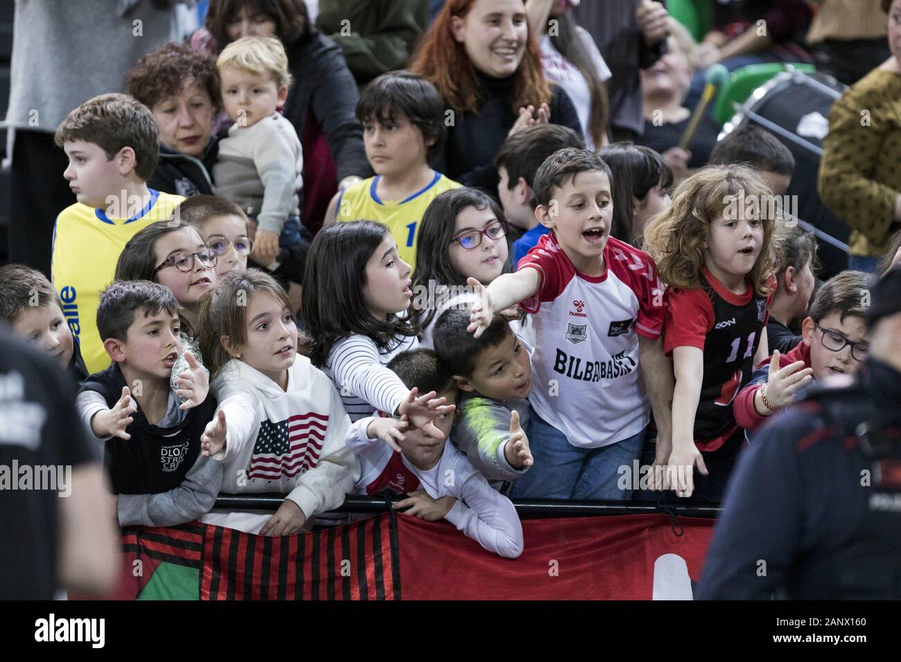 Bilbao, Paesi Baschi. Xix gen, 2020. I bambini in attesa di tifare per i giocatori durante il gioco tra RETABet Bilbao Basket e Baxi Manresa a Miribilla Bilbao Arena. Credit: Edu Del Fresno/ZUMA filo/Alamy Live News Foto Stock