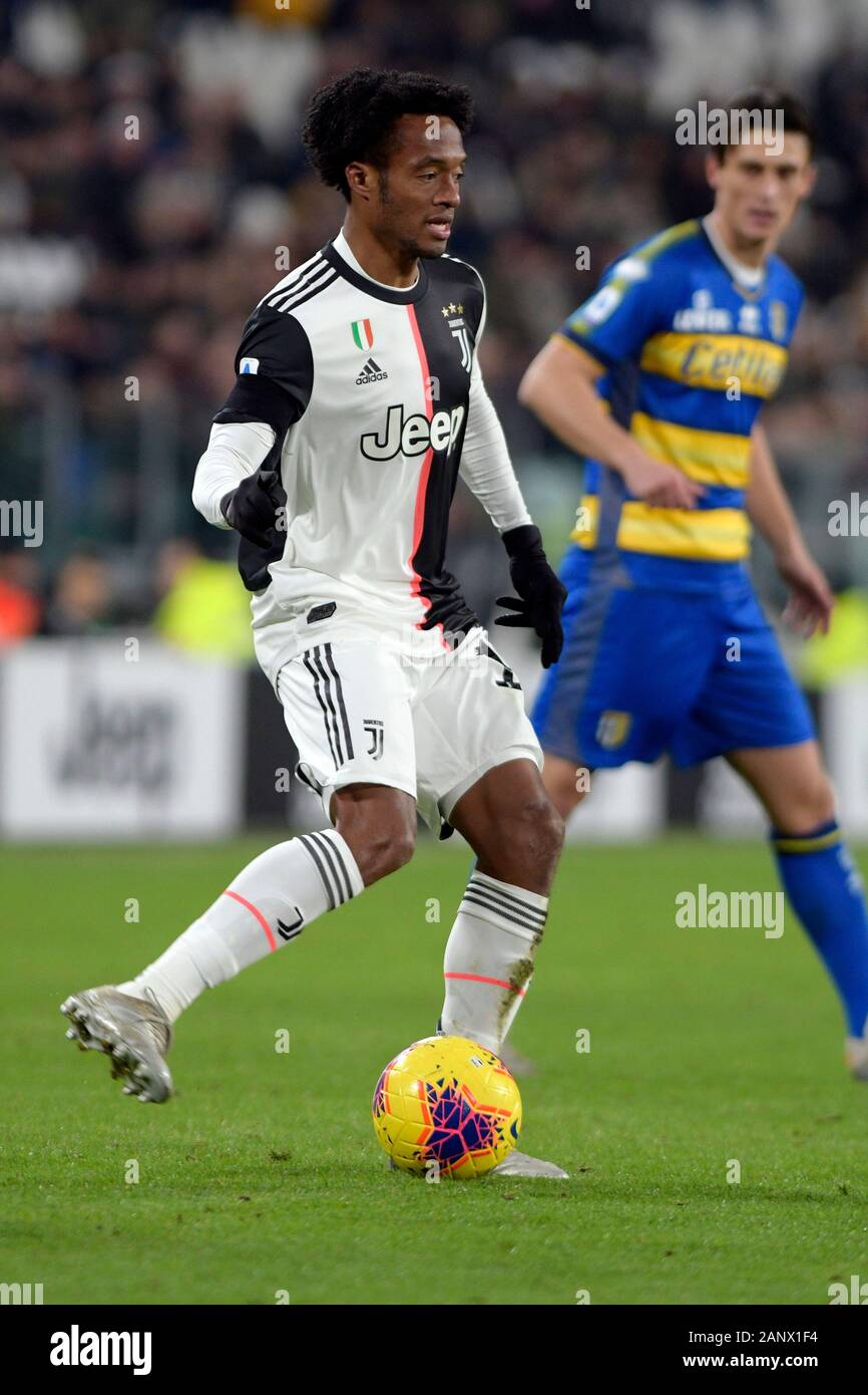 Lo Stadio Allianz, Torino, Italia. Xix gen, 2020. Serie a calcio, juventus rispetto a Parma; Juan Cuadrado della Juventus sulla sfera - Editoriale usare carte di credito: Azione Plus sport/Alamy Live News Foto Stock