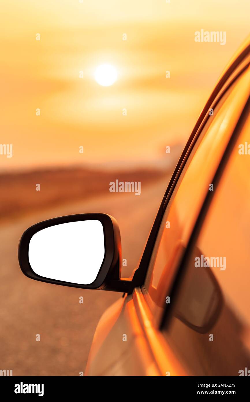 Mock up vista laterale specchio di auto sulla strada in autunno il tramonto per un viaggio, assicurazione auto o assistenza stradale concetto, il fuoco selettivo Foto Stock