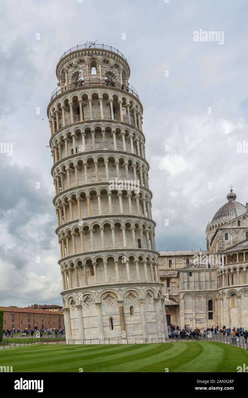 La Torre di Pisa è il campanile circondato da visitatori e turisti vicino alla cattedrale della città italiana di Pisa Foto Stock