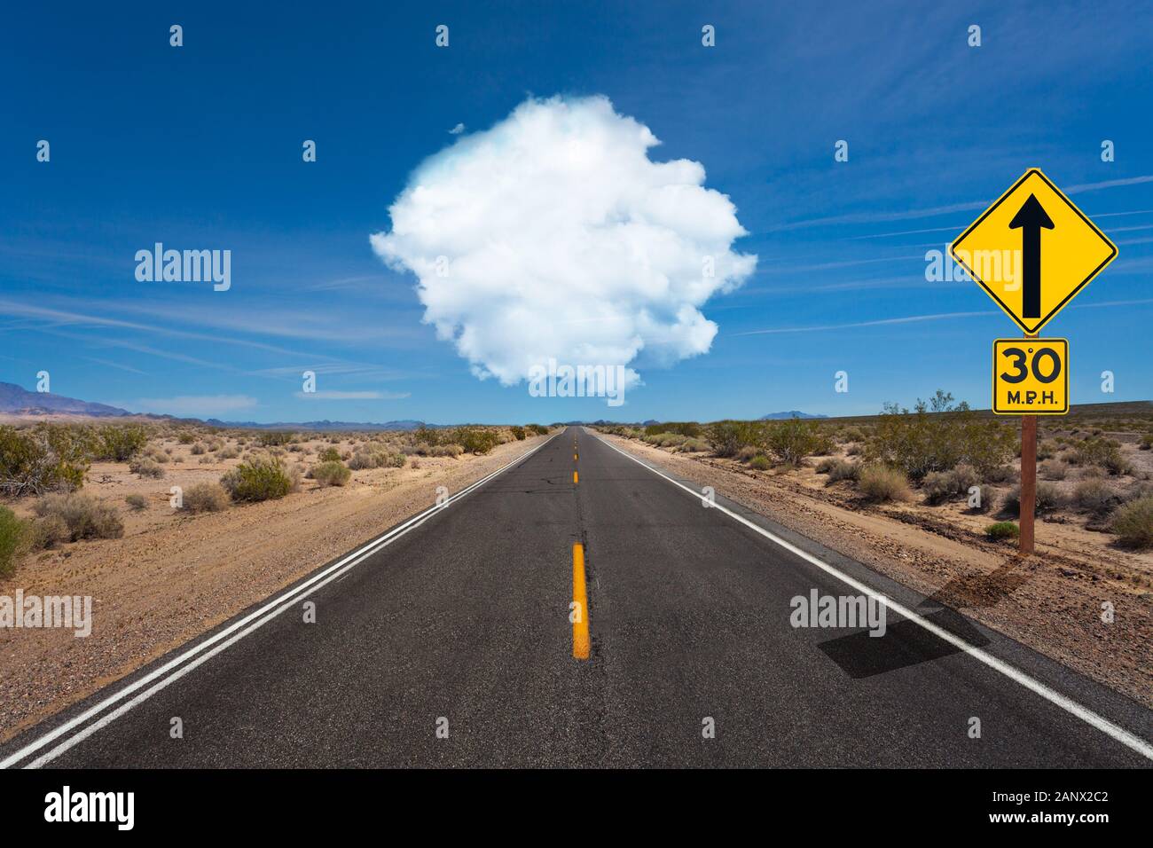 Strada diritta nel deserto con la nuvola in fine e firmare la freccia sul lato Foto Stock