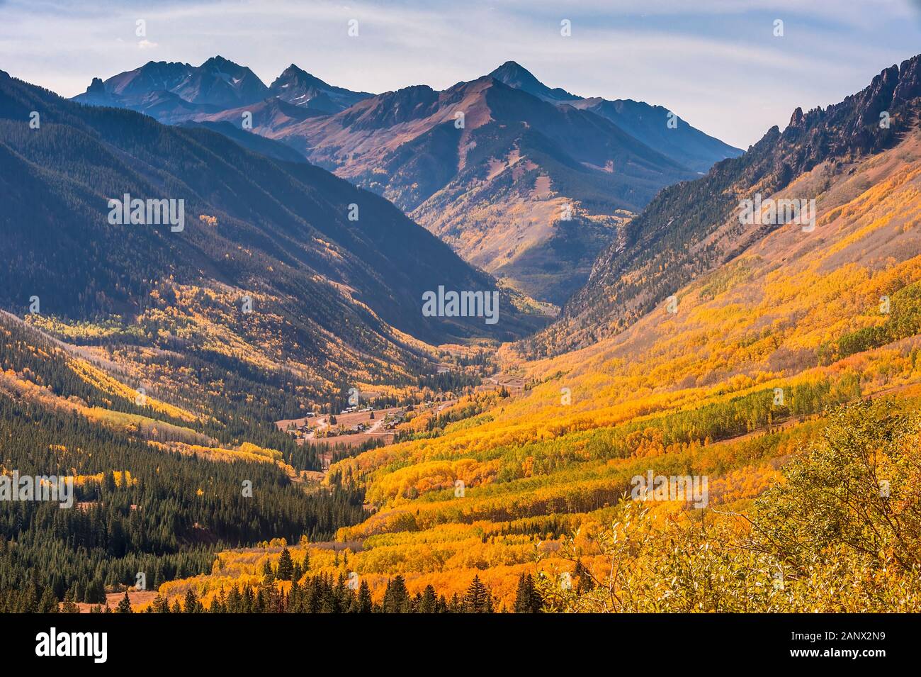 I colori dell'autunno riempire la valle sottostante Ofir Pass Road vicino a Telluride, Colorado. Foto Stock