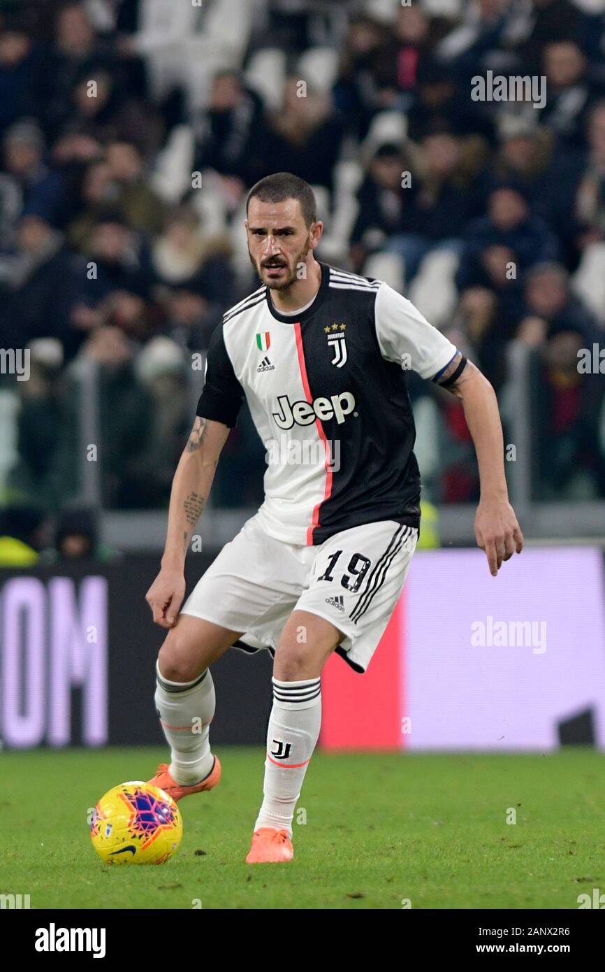 Lo Stadio Allianz, Torino, Italia. Xix gen, 2020. Serie a calcio, juventus rispetto a Parma; Leonardo Bonucci della Juventus sulla sfera - Editoriale usare carte di credito: Azione Plus sport/Alamy Live News Foto Stock