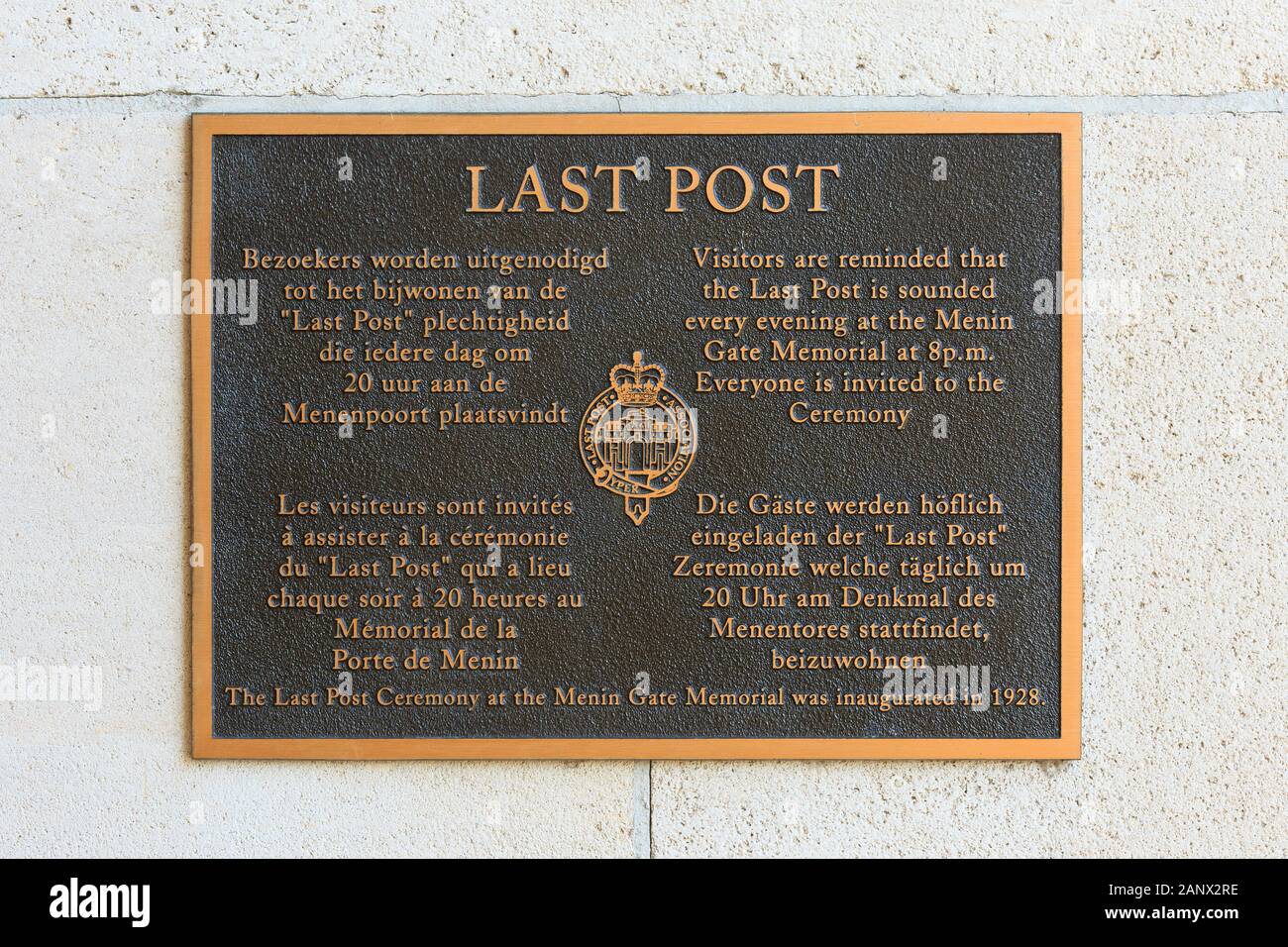 Last Post Plaque al Menin Gate Memorial to the Missing in Ypres, Belgio Foto Stock