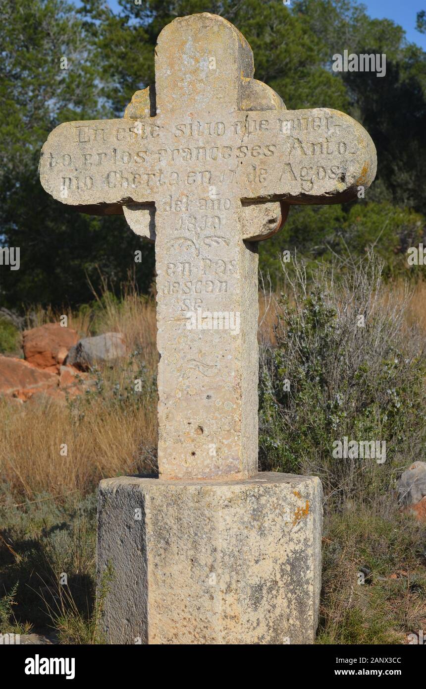 Creu del Francés (Croce del francese) del 19th secolo ai piedi del parco naturale Serra d’Irta, provincia di Castellò (regione di Valencia, Spagna) Foto Stock