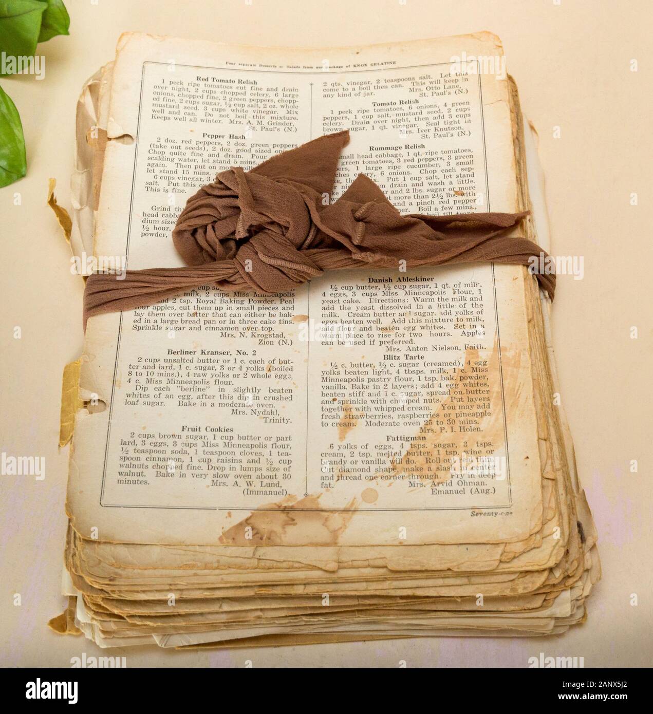 Una nonna ricetta del libro di cucina con le pagine legate insieme da una calza in nylon. In basso sulla destra vi è una ricetta per il danese Aebleskiver o Dani Foto Stock