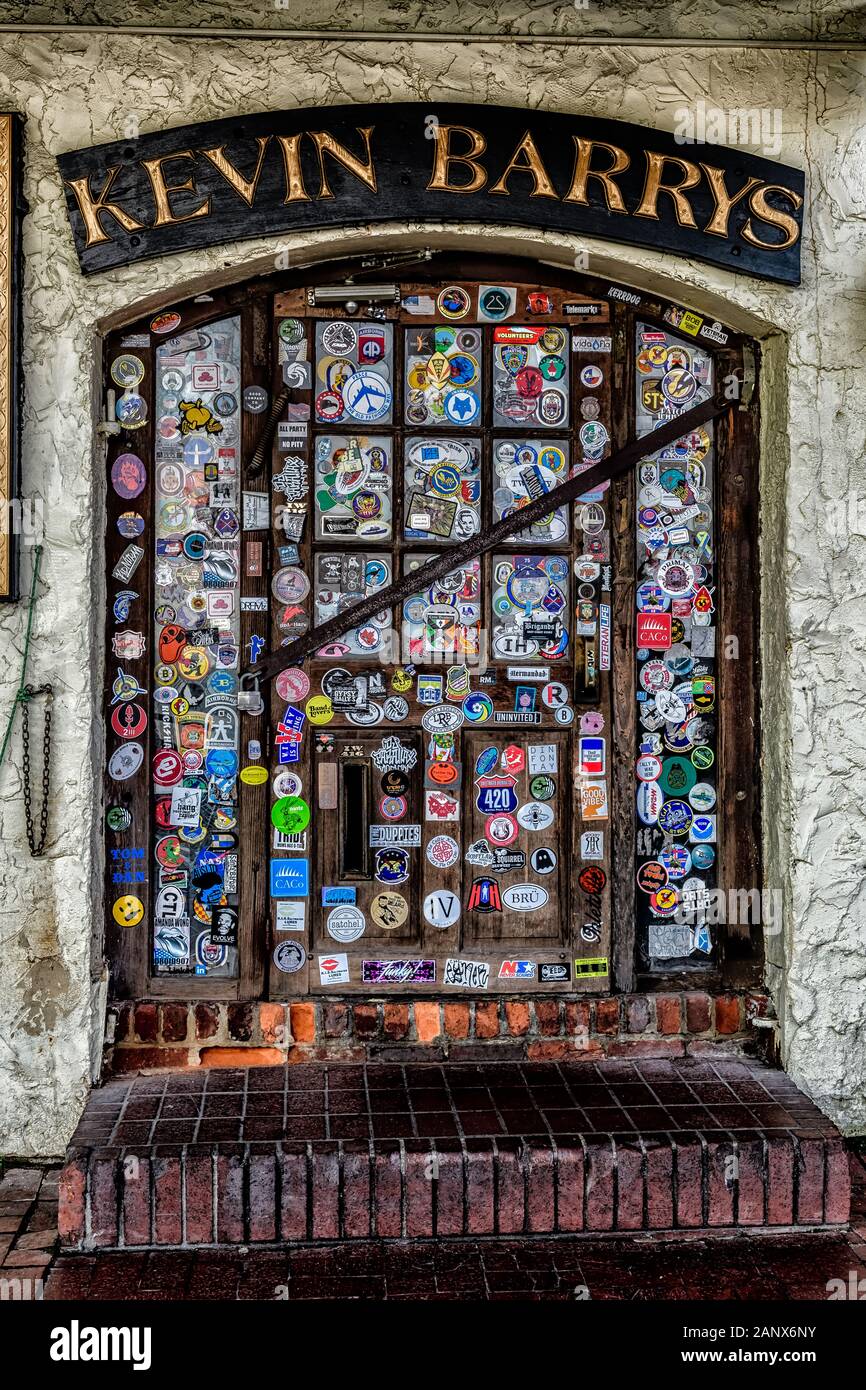 Ingresso al pub di Kevin Barry, il pub irlandese Più Autentico del mondo, ora fuori commercio Foto Stock