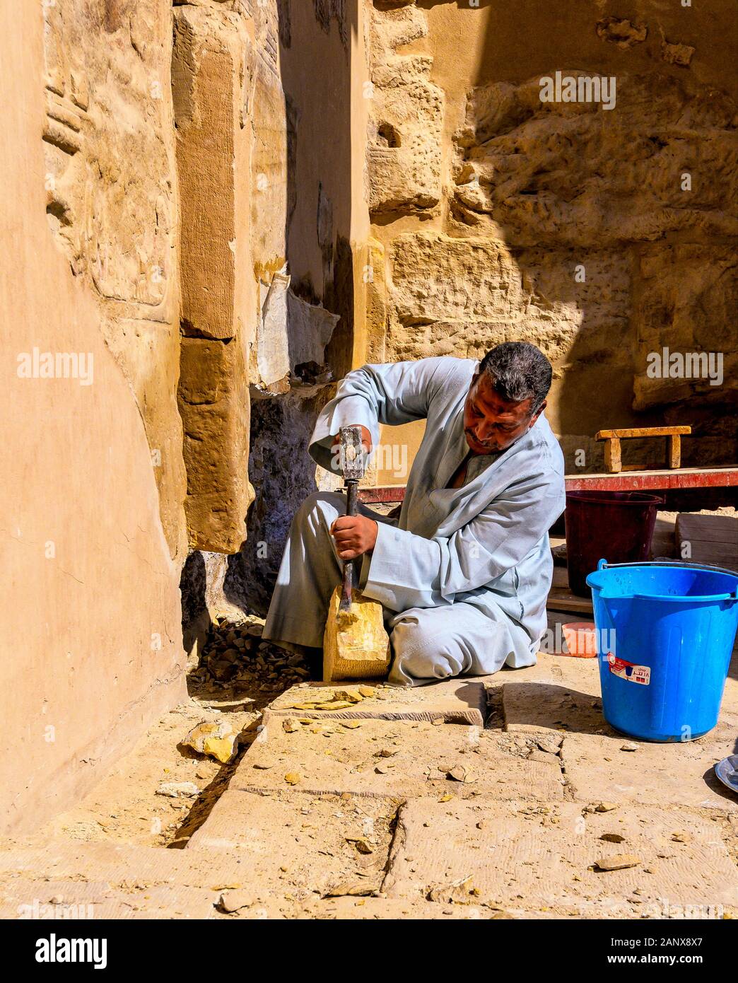 Il giorno moderno Stone Mason lavorando su lavori di restauro a Sety I Tempio Foto Stock