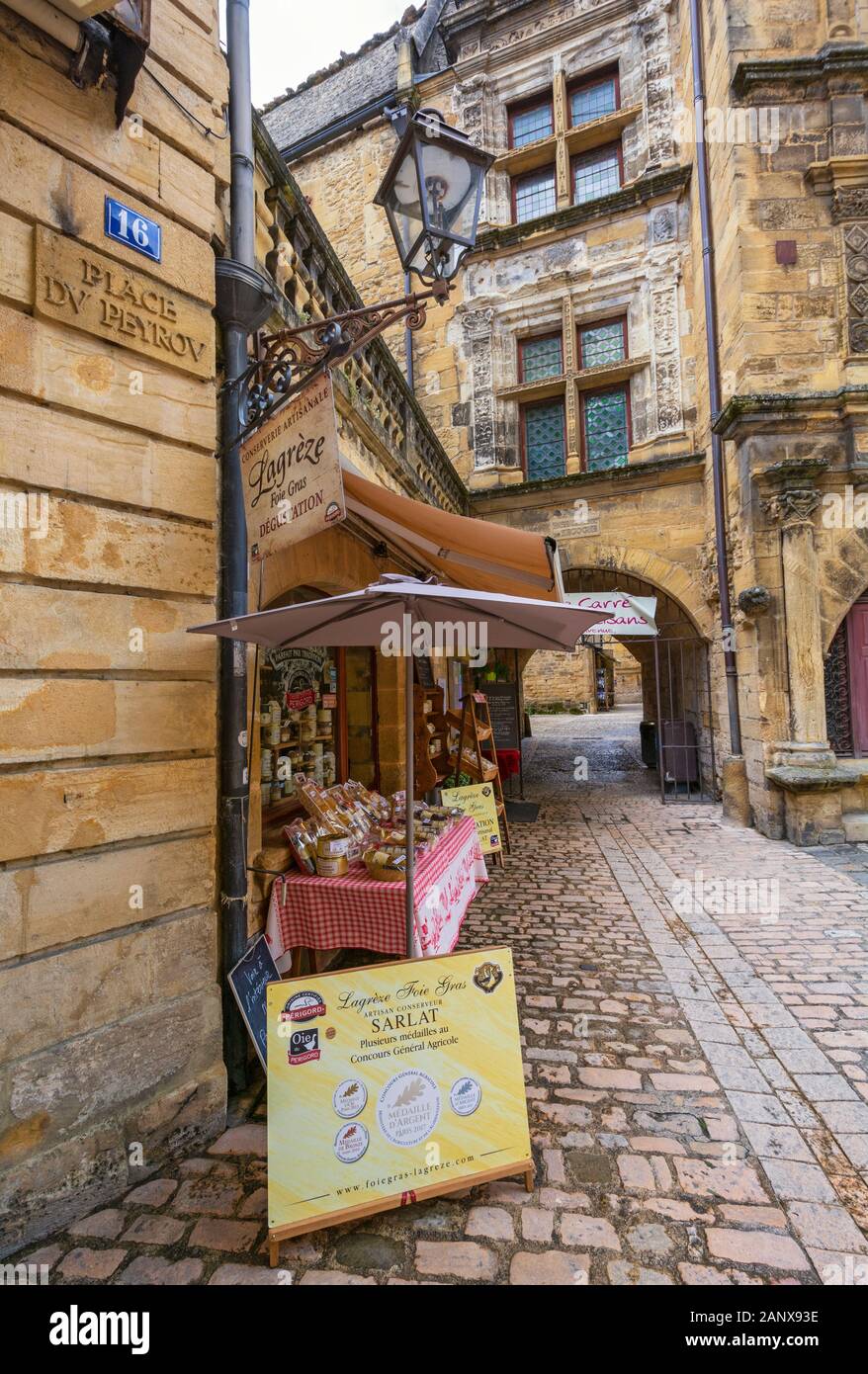 Francia, Dordogne, Sarlat-la-Caneda, Place du Peyrou, negozio di vendita di foie gras e di prodotti del Perigord Foto Stock