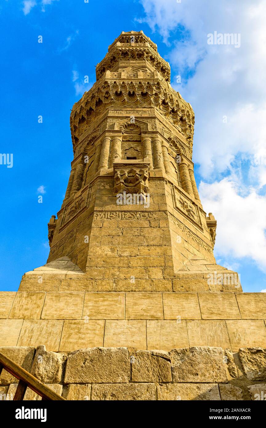 L'esterno decorato di uno dei due minareti del periodo Mamluk alla porta Bab Zuweila nel Cairo Islamico Foto Stock