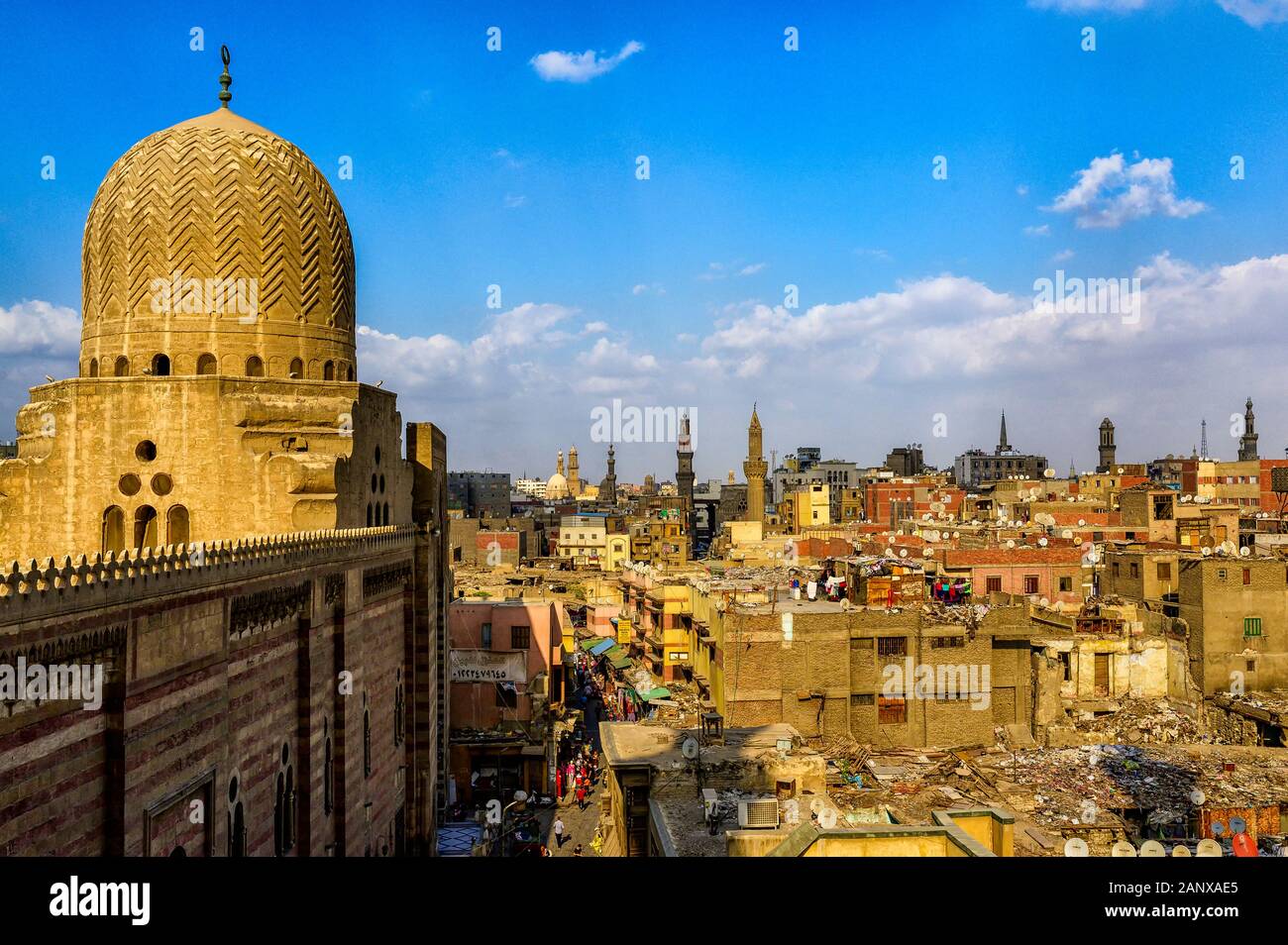 La cupola della moschea del sultano al-Mu'ayyad al Cairo come si vede dal minareto al Bab Zuwayla gate Foto Stock