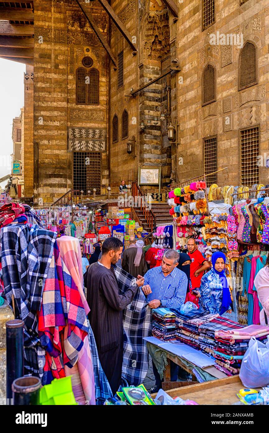 Ingresso al mercato Khan el-Khalili tramite la porta Bab al-Ghuri nel Complesso Sultano al-Ghuri Foto Stock