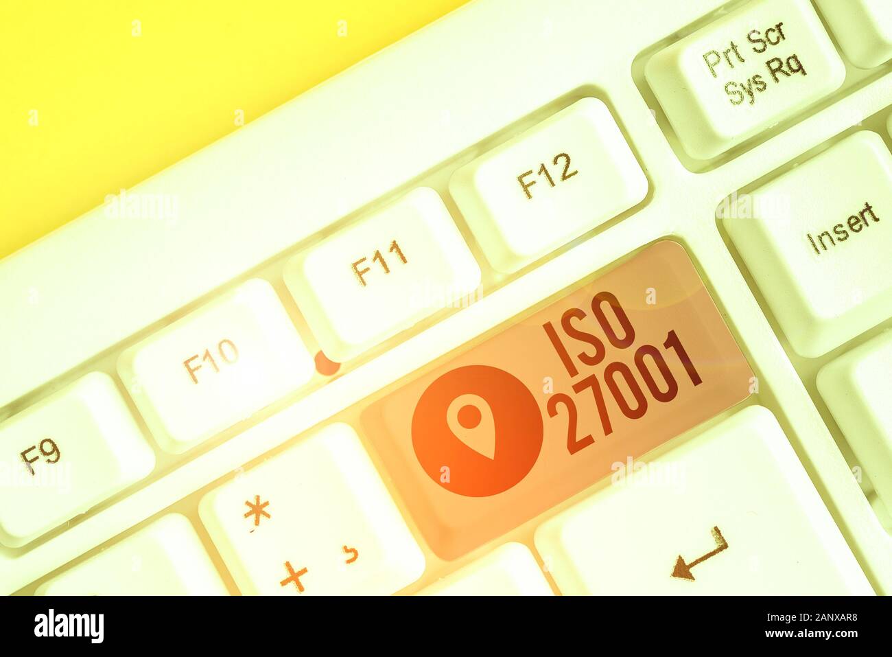 La scrittura della nota mostra Iso 27001. Il concetto di business per la specifica per la sicurezza delle informazioni sistema analysisagement White tastiera PC con nota pape Foto Stock