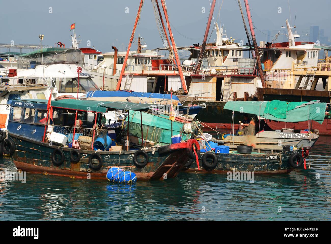 Piccole barche da pesca sono legate nel porto sicuro dello Shau Kei Wan Typhoon Shelter nel quartiere di Quarry Bay di Hong Kong. Foto Stock