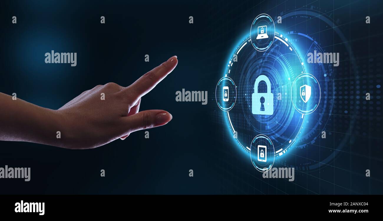 Cyber security per la protezione dei dati La tecnologia business concetto di privacy. Giovane imprenditore selezionare l'icona security virtuale sul display. Foto Stock