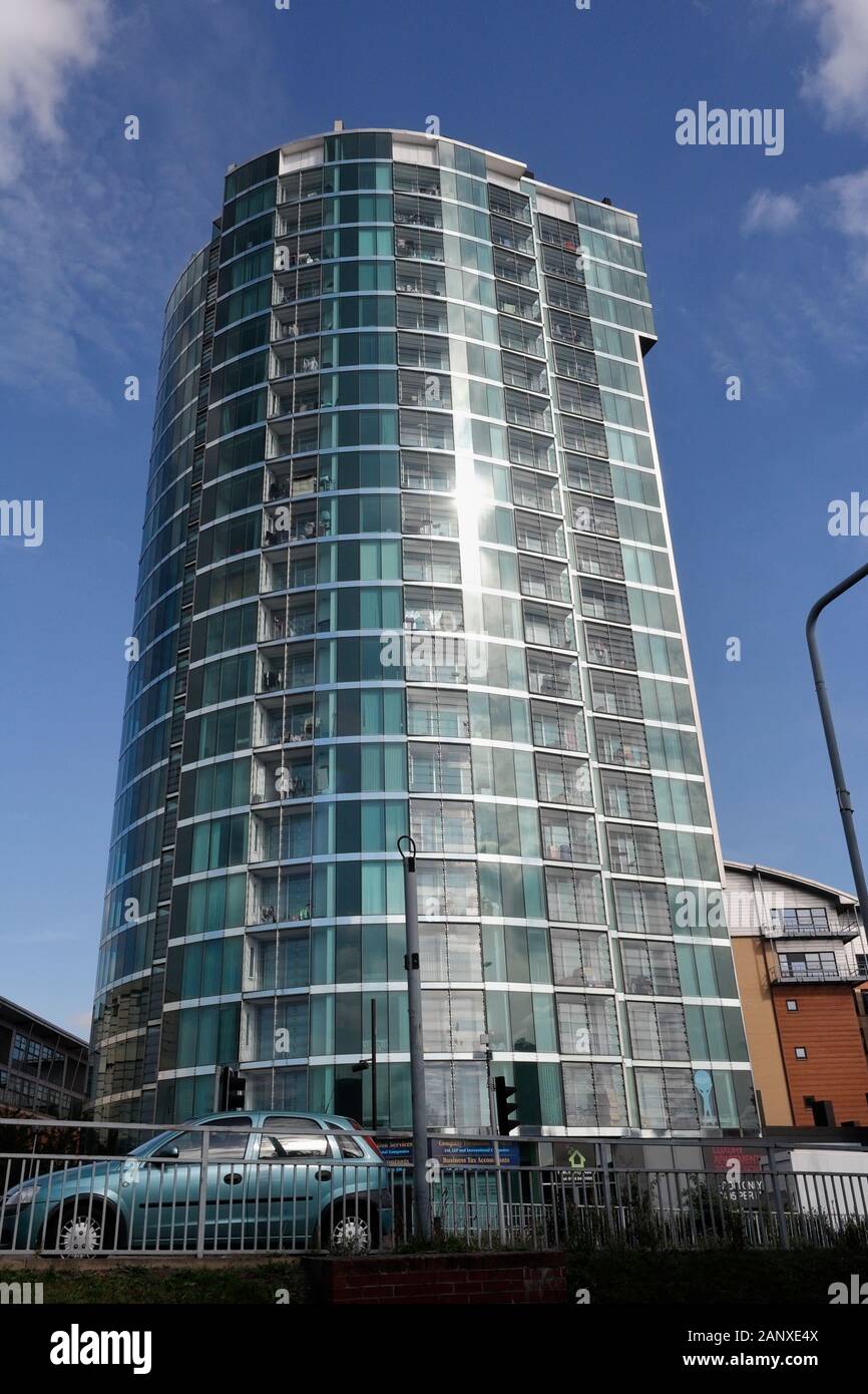 Velocity Tower Apartment Block nel centro di Sheffield, Regno Unito, moderno edificio residenziale con facciata in vetro, alta architettura Foto Stock