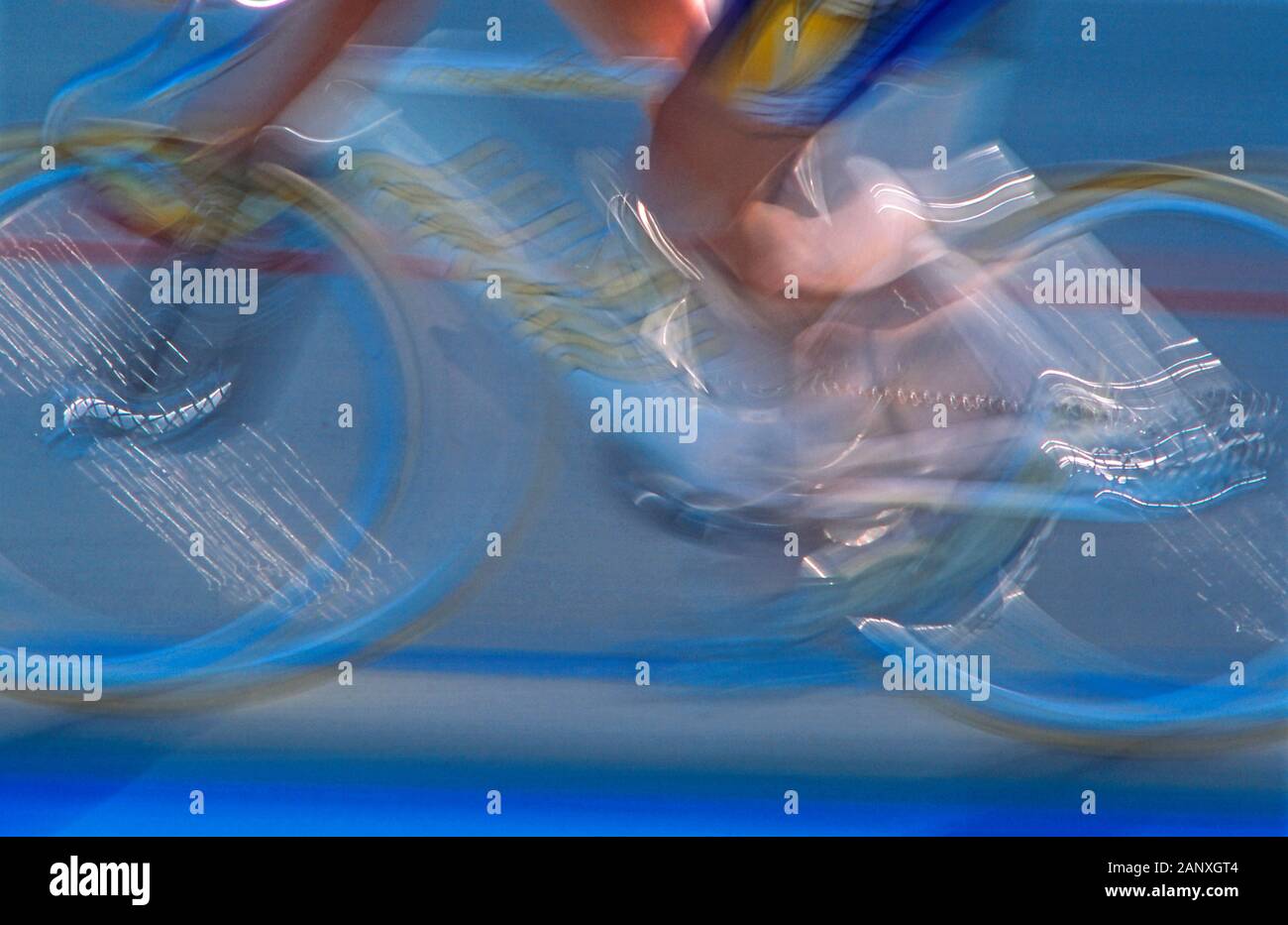 Movimento sfocate di un racing ciclista durante una gara su una pista velodromo Foto Stock