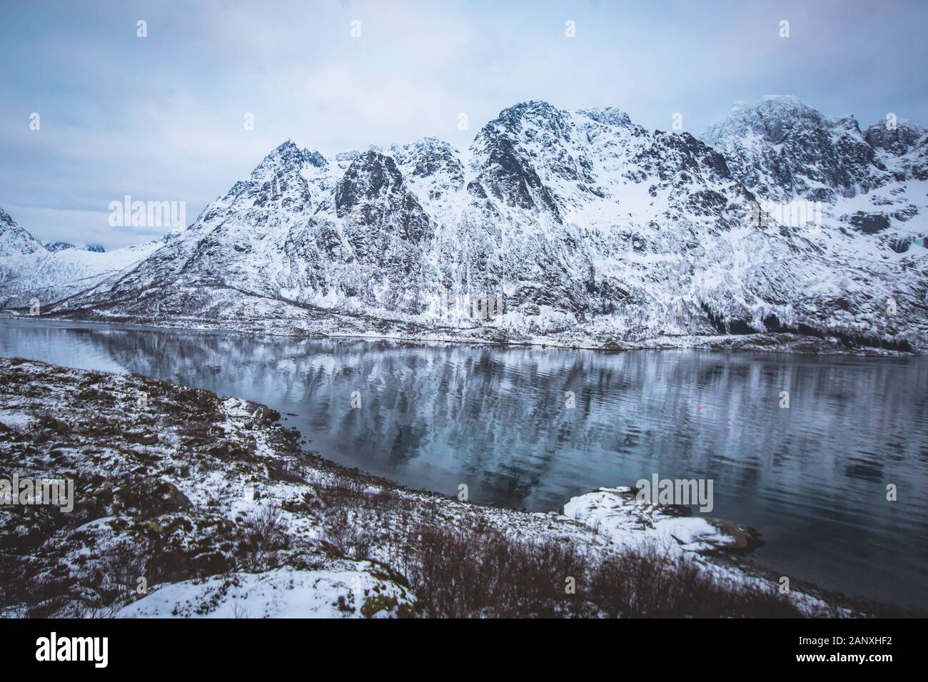 Bellissima vista panoramica vista invernale di Austnesfjorden, Sildpollen bay, Austvagoya isola, Vagan comune, Nordland, Isole Lofoten in Norvegia, con fjo Foto Stock