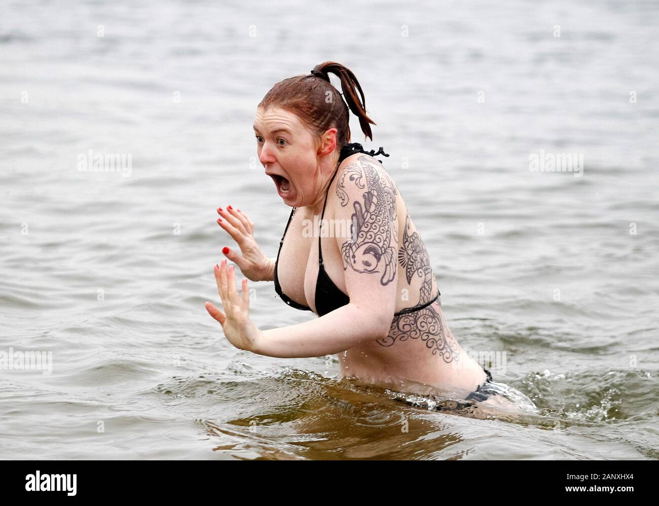 Un credente ortodosso si tuffa nell'acqua fredda del Dnipro river, durante la celebrazione Epifania a Kiev.ucraino credenti ortodossi celebrano l'Epifania vacanza, segnando il giorno del battesimo di Cristo nel fiume Giordano, e credere che in questo giorno diventa acqua santa ed è permeata con poteri speciali. Foto Stock