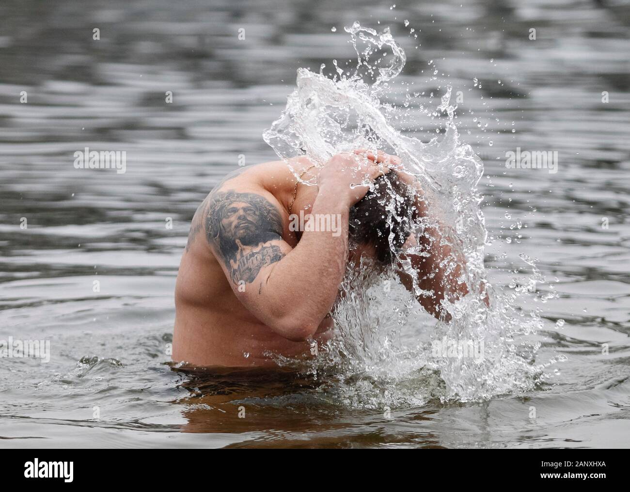 Un credente ortodosso si tuffa nell'acqua fredda del Dnipro river, durante la celebrazione Epifania a Kiev.ucraino credenti ortodossi celebrano l'Epifania vacanza, segnando il giorno del battesimo di Cristo nel fiume Giordano, e credere che in questo giorno diventa acqua santa ed è permeata con poteri speciali. Foto Stock