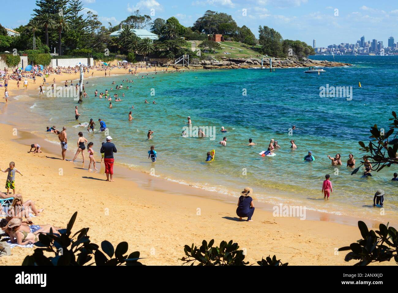 Sydney, AUSTRALIA - 18 MARZO 2018 - i beachgoers australiani fuggono dal caldo nelle fresche acque di Camp Cove Beach a Watson's Bay a Sydney Foto Stock