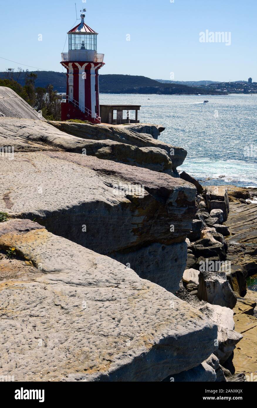Faro storico Hornby dal 1858 arroccato sul bordo roccioso di Lady Bay a South Head, NSW, Australia Foto Stock