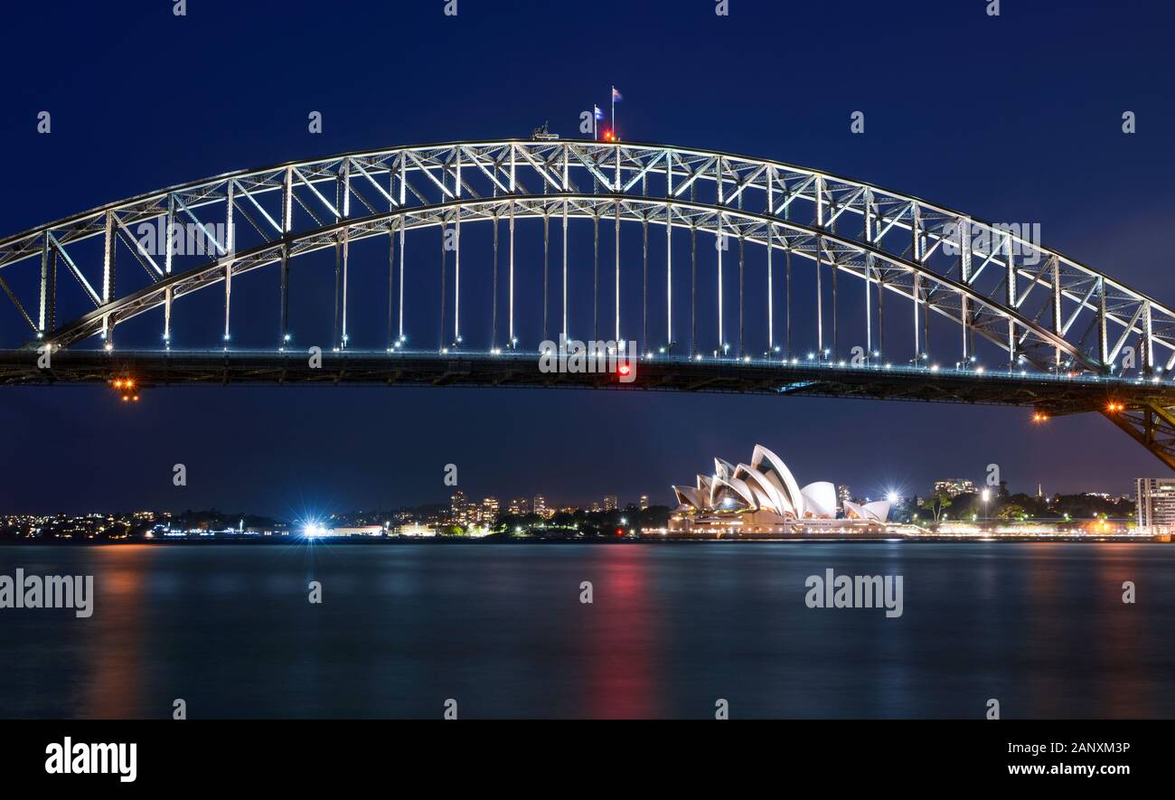 Lunga esposizione del Sydney Harbour Bridge di notte contro un cielo blu profondo Foto Stock