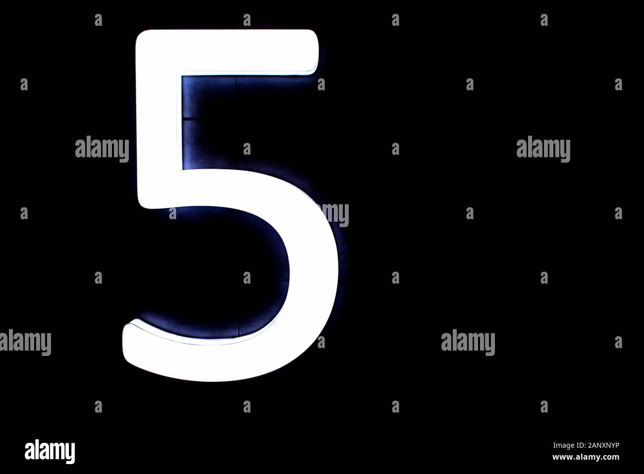 Neon bianco da 5 cifre su sfondo nero. cifre ottenuto da lampade  fluorescenti Foto stock - Alamy