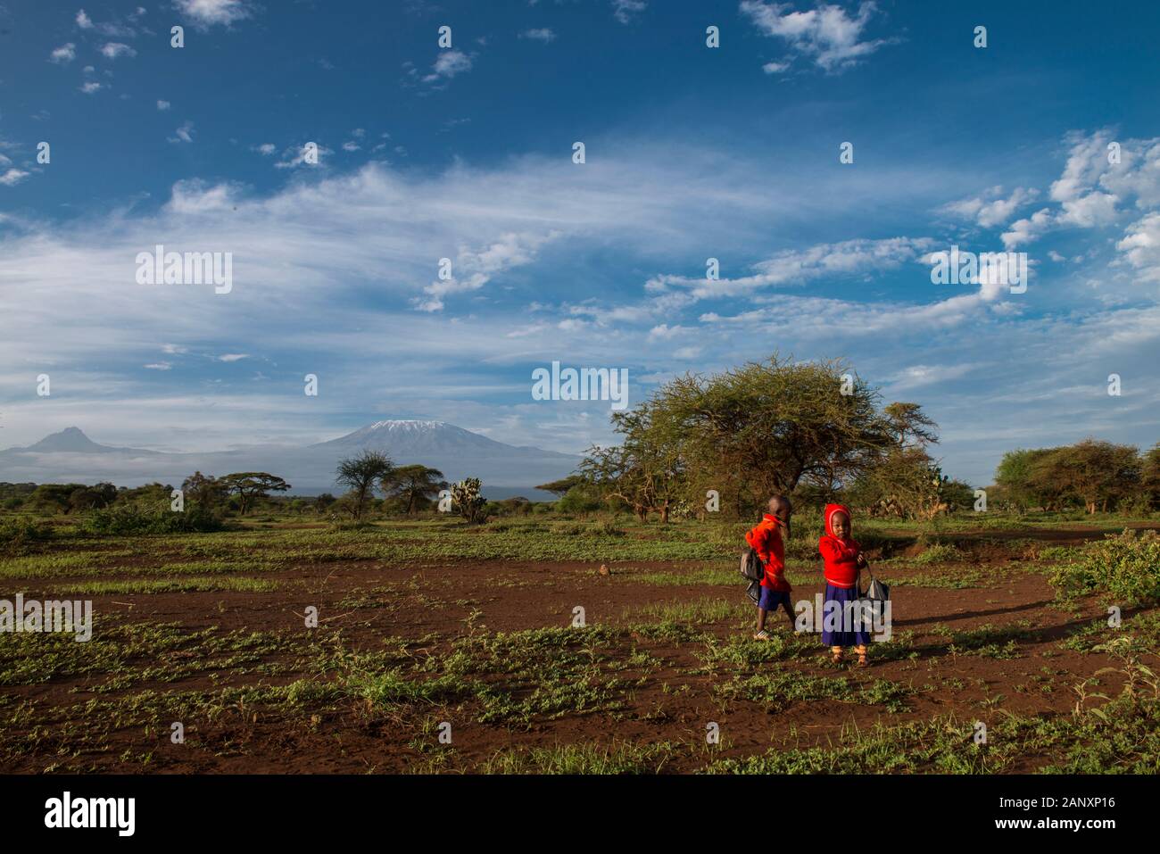 Masai Kids con lo sfondo del monte Killimanjaro al Parco Nazionale di Amboseli, Kenya, Africa Foto Stock