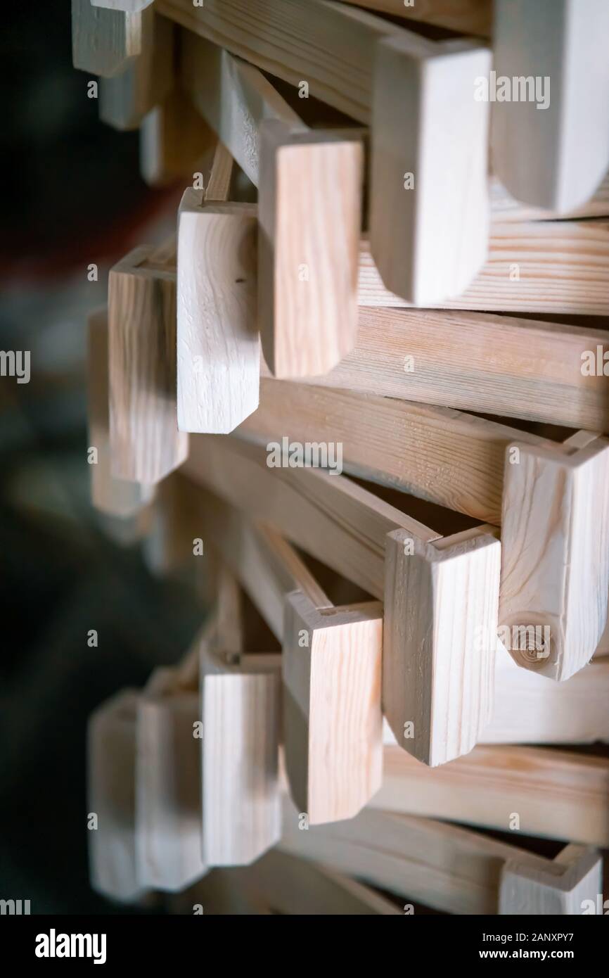 Legno lavoro industria stack di progetti in legno primo piano vista frontale. Materiali a base di legno. Foto Stock