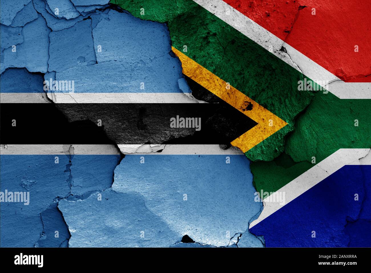 Bandiere di il Botswana e il Sud Africa dipinta sulla parete incrinato Foto Stock