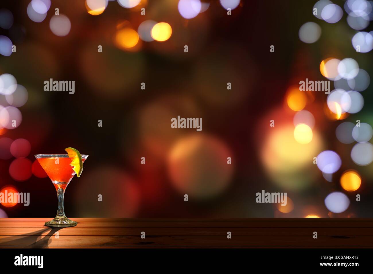 Tequila cocktail in una tavola di legno con luci festose sfondo. Notte scena esterna con spazio di copia. Foto Stock