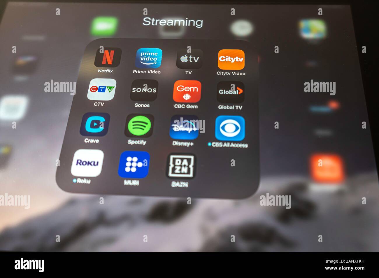 18 gennaio 2020 - Calgary Alberta Canada - Ipad tablet con icone per supporti di vari servizi di streaming Foto Stock