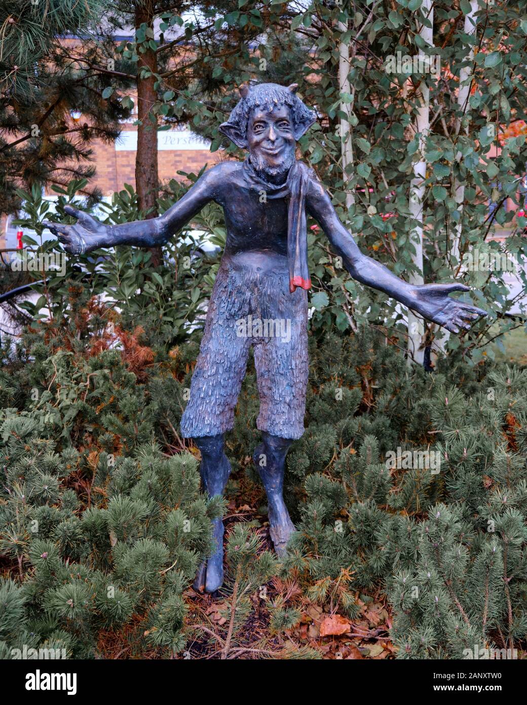 La scultura del signor Tumnus un carattere (fauno) da "il leone la strega e l'Armadio", in C S Lewis Square Foto Stock