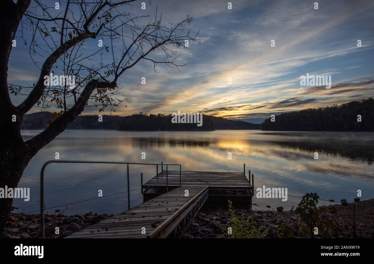 Sunrise, Lago di Sidney Lanier. Sunrise riflessa sull'acqua surfact a Wahoo Creek Park. Wahoo Creek Park è una zona di ricreazione all'estremità nord di Lak Foto Stock